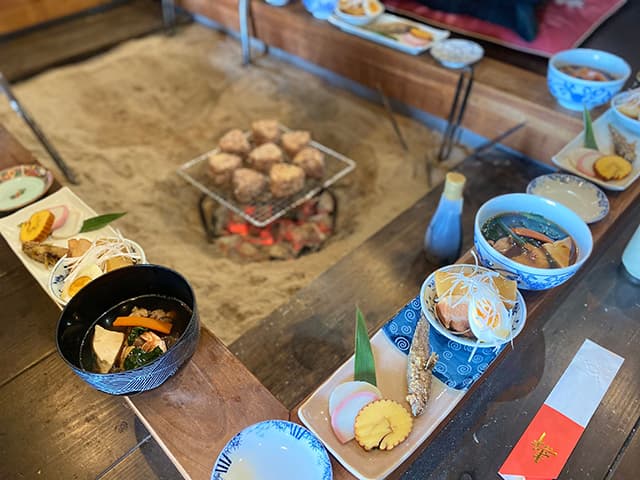 囲炉裏で食べる食事
